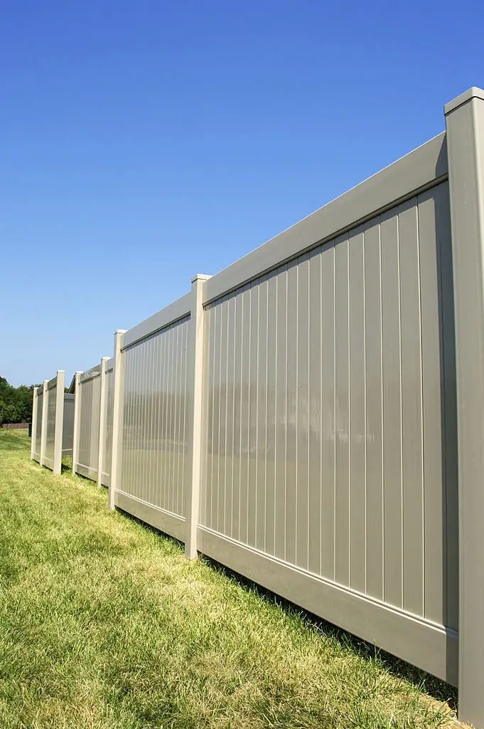 What is vinyl fence